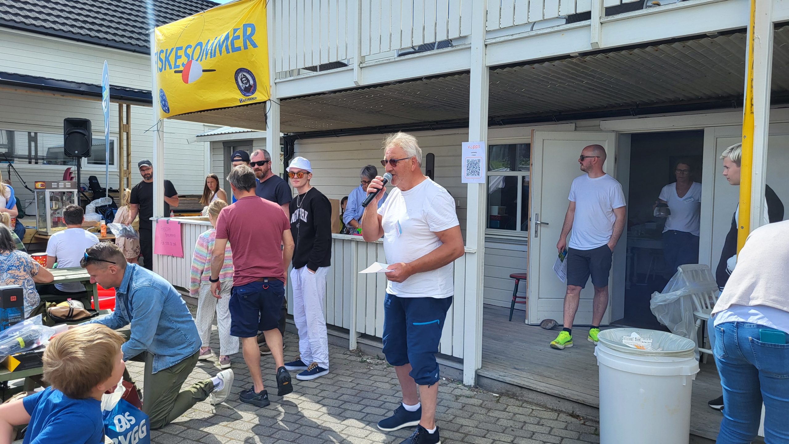 Fiskesommer-arrangement ved Vik Båtforening – barn, familier og medlemmer samlet til sosial dag i havna